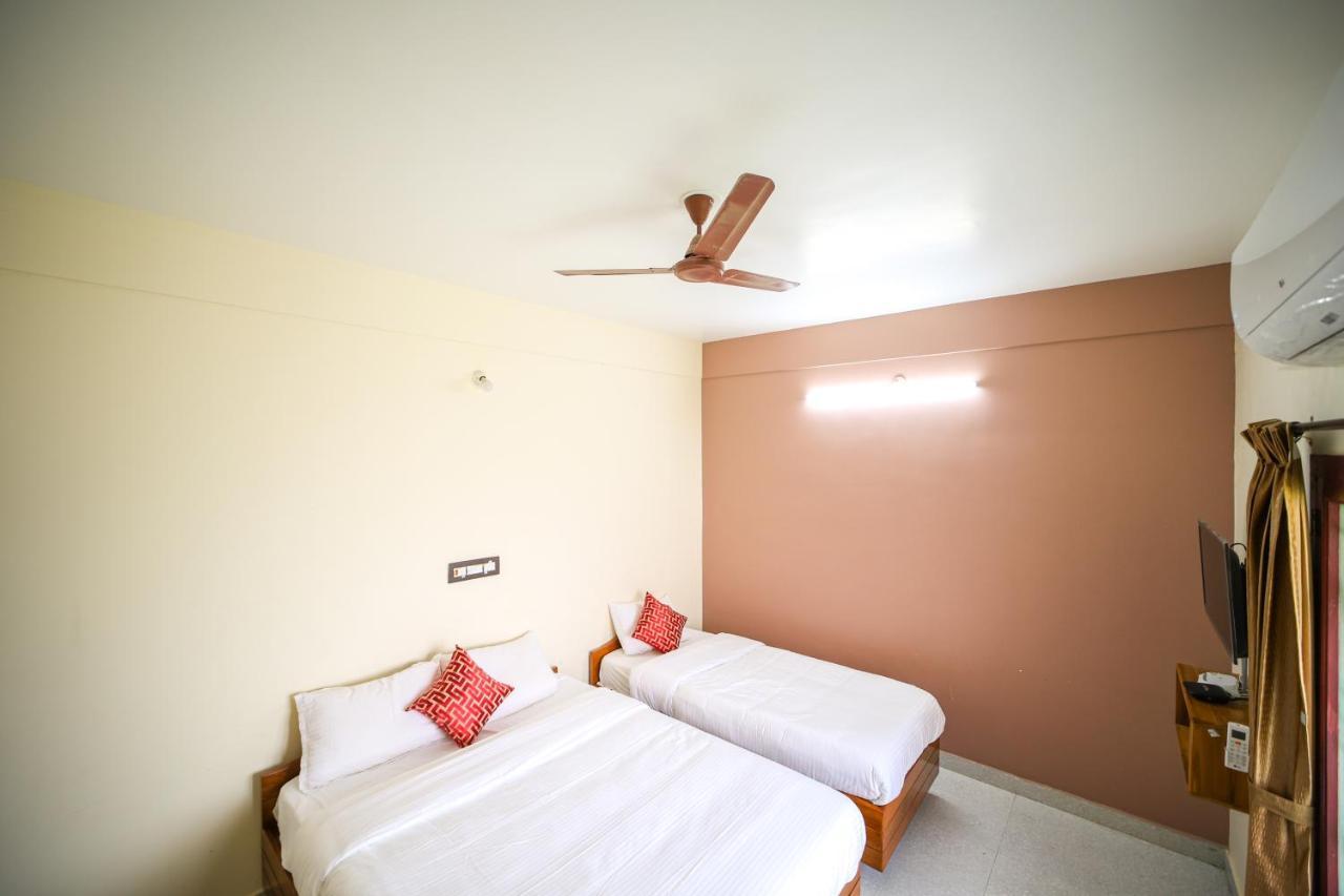 The Pothigai Palace Hotel Kuttalam  Bagian luar foto