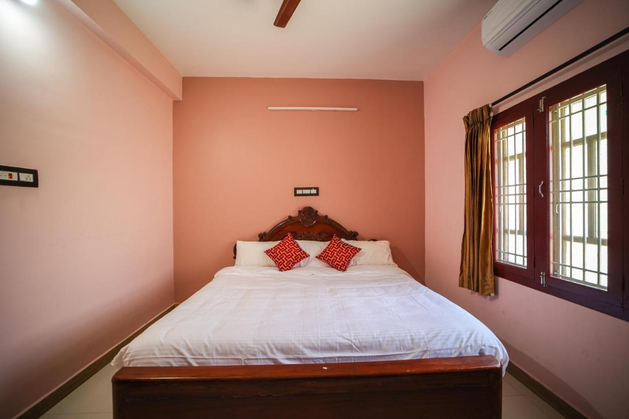 The Pothigai Palace Hotel Kuttalam  Bagian luar foto