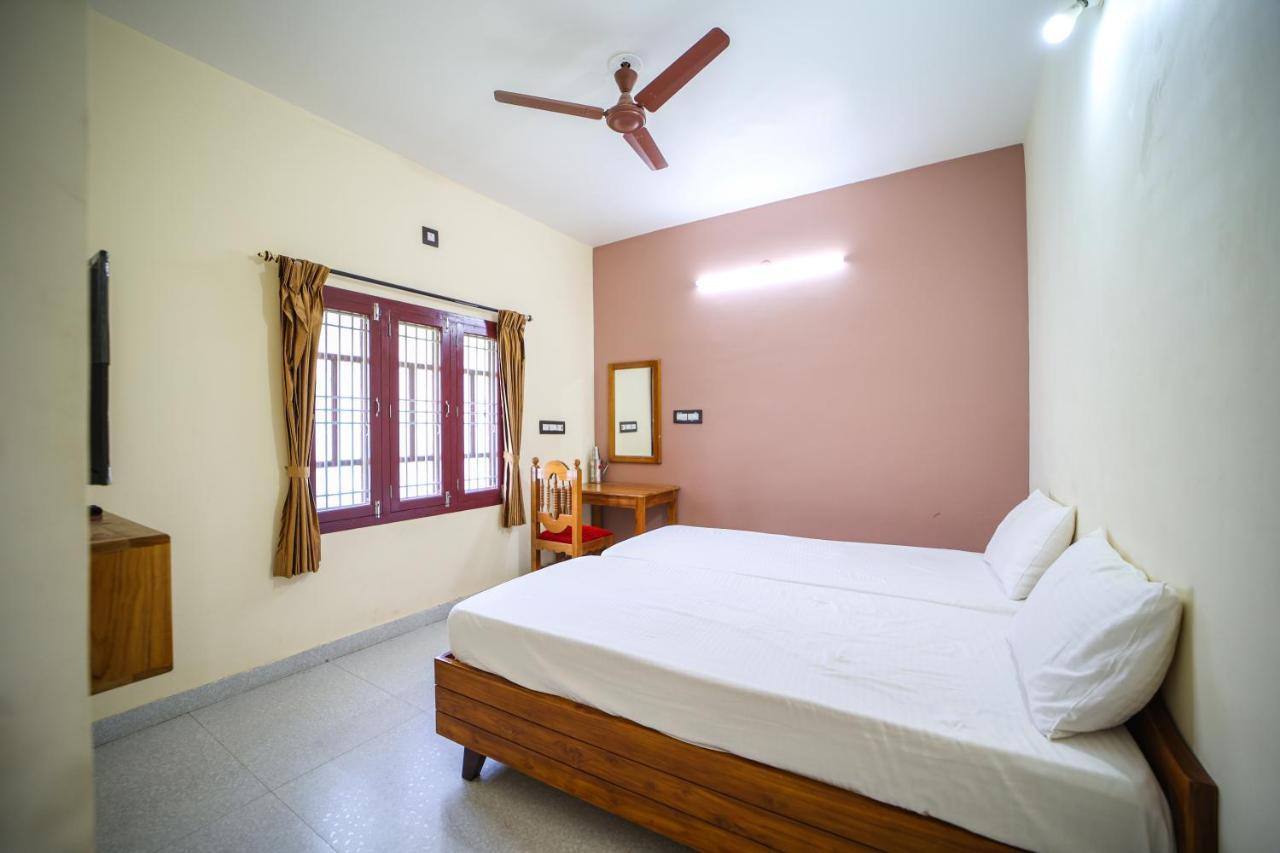 The Pothigai Palace Hotel Kuttalam  Bagian luar foto