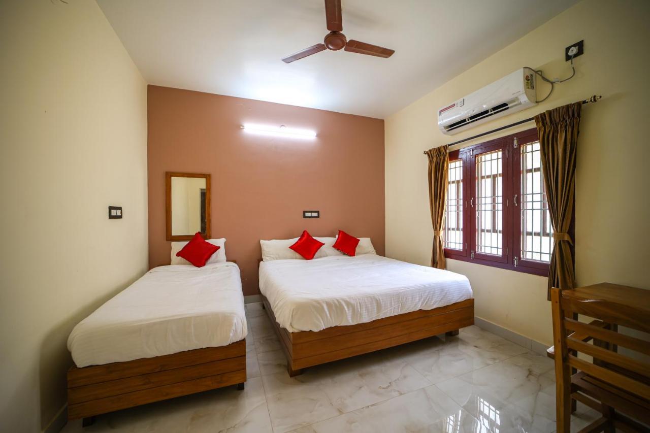 The Pothigai Palace Hotel Kuttalam  Bagian luar foto