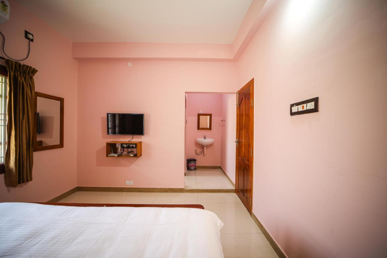 The Pothigai Palace Hotel Kuttalam  Bagian luar foto